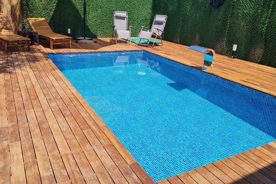 Ahşap Deckli Havuzlar